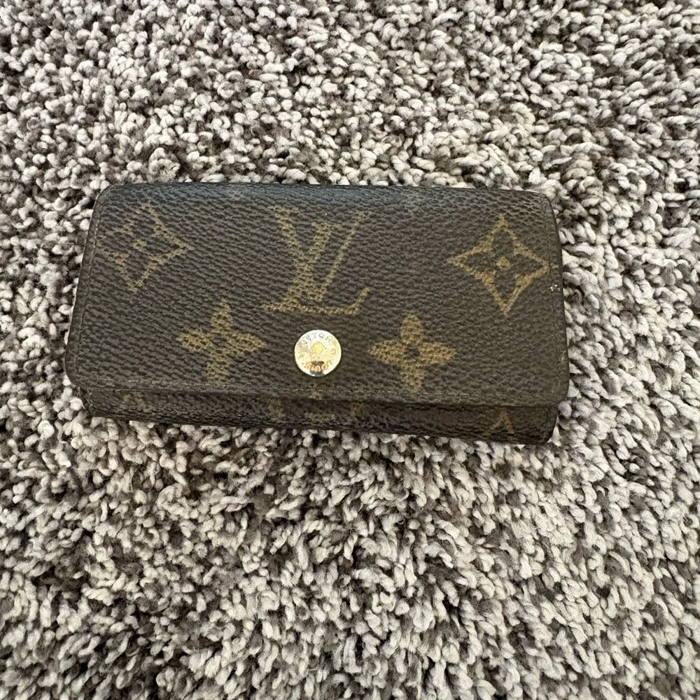 Louis Vuitton Vintage Monogram Four Key Holder - Picture 1 of 11